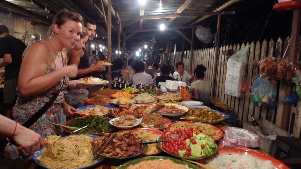 Готовка еды на улице - Лаос