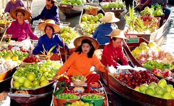 Таиланд маркет с едой, на лодке